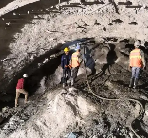 双峰拱顶带模注浆料的施工流程及注意事项